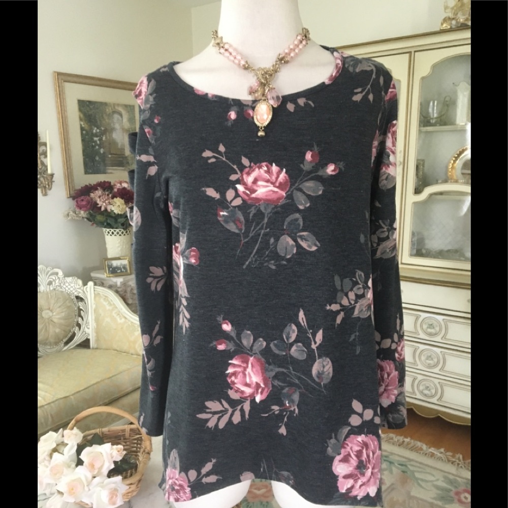AGB like new cutout long sleeve handkerchief hem top size M. C:102
